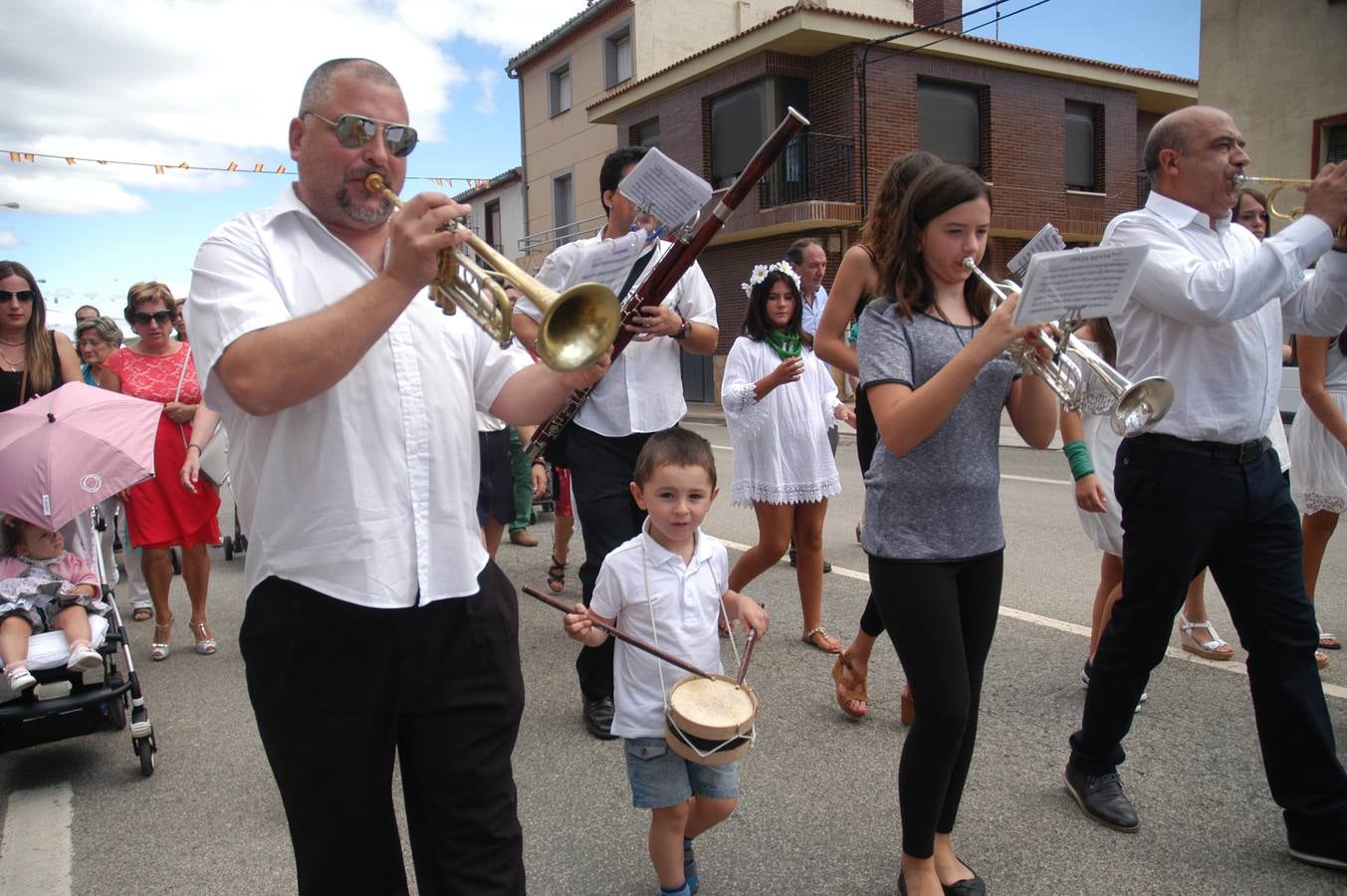 Procesión y ofrenda de flores en honor a la Virgen del Rosario y San Vicente Ferrer en Valverde