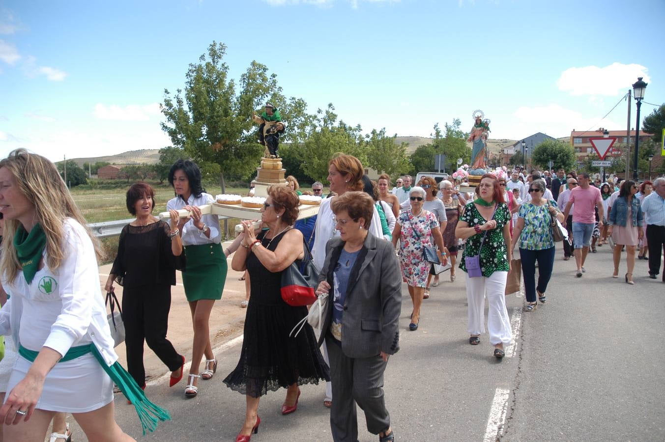 Procesión y ofrenda de flores en honor a la Virgen del Rosario y San Vicente Ferrer en Valverde