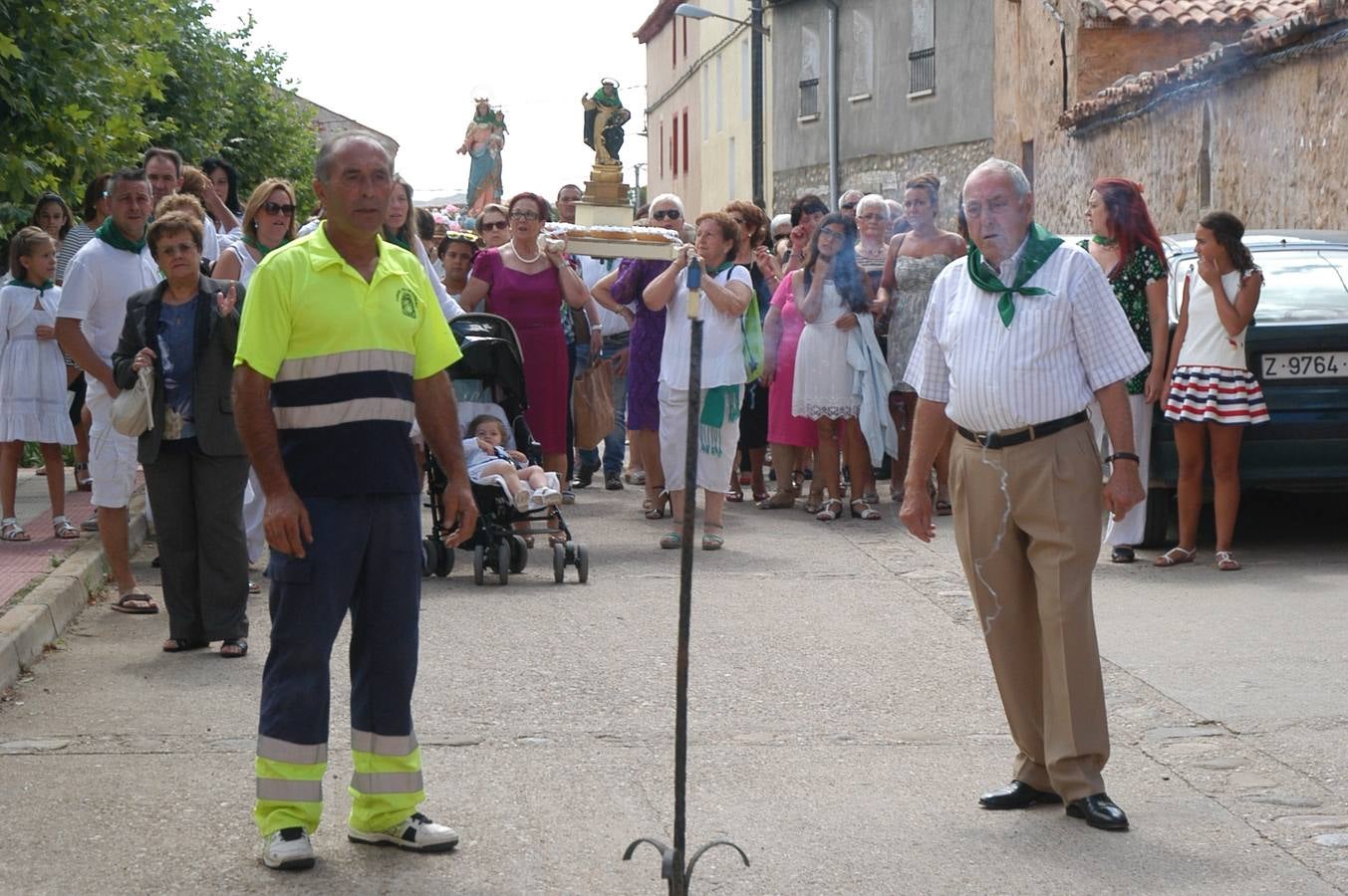 Procesión y ofrenda de flores en honor a la Virgen del Rosario y San Vicente Ferrer en Valverde