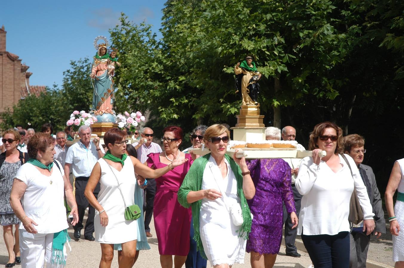 Procesión y ofrenda de flores en honor a la Virgen del Rosario y San Vicente Ferrer en Valverde