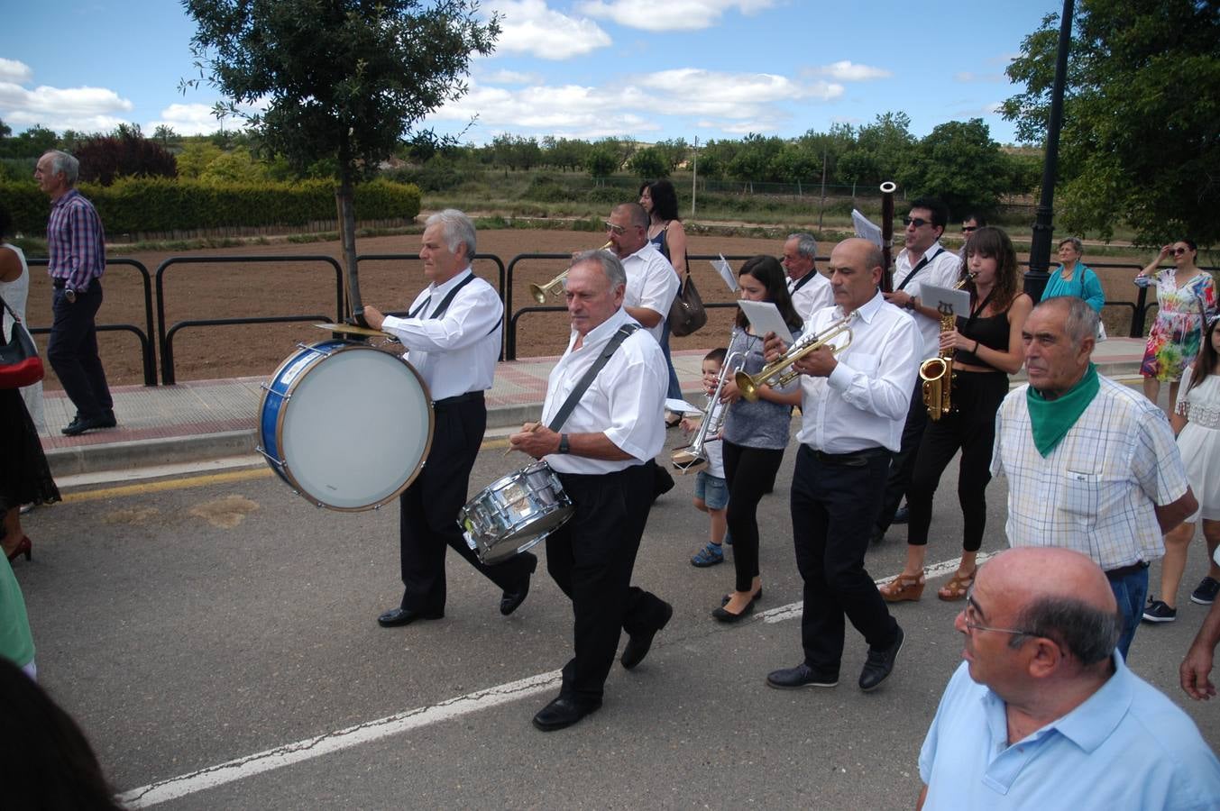 Procesión y ofrenda de flores en honor a la Virgen del Rosario y San Vicente Ferrer en Valverde