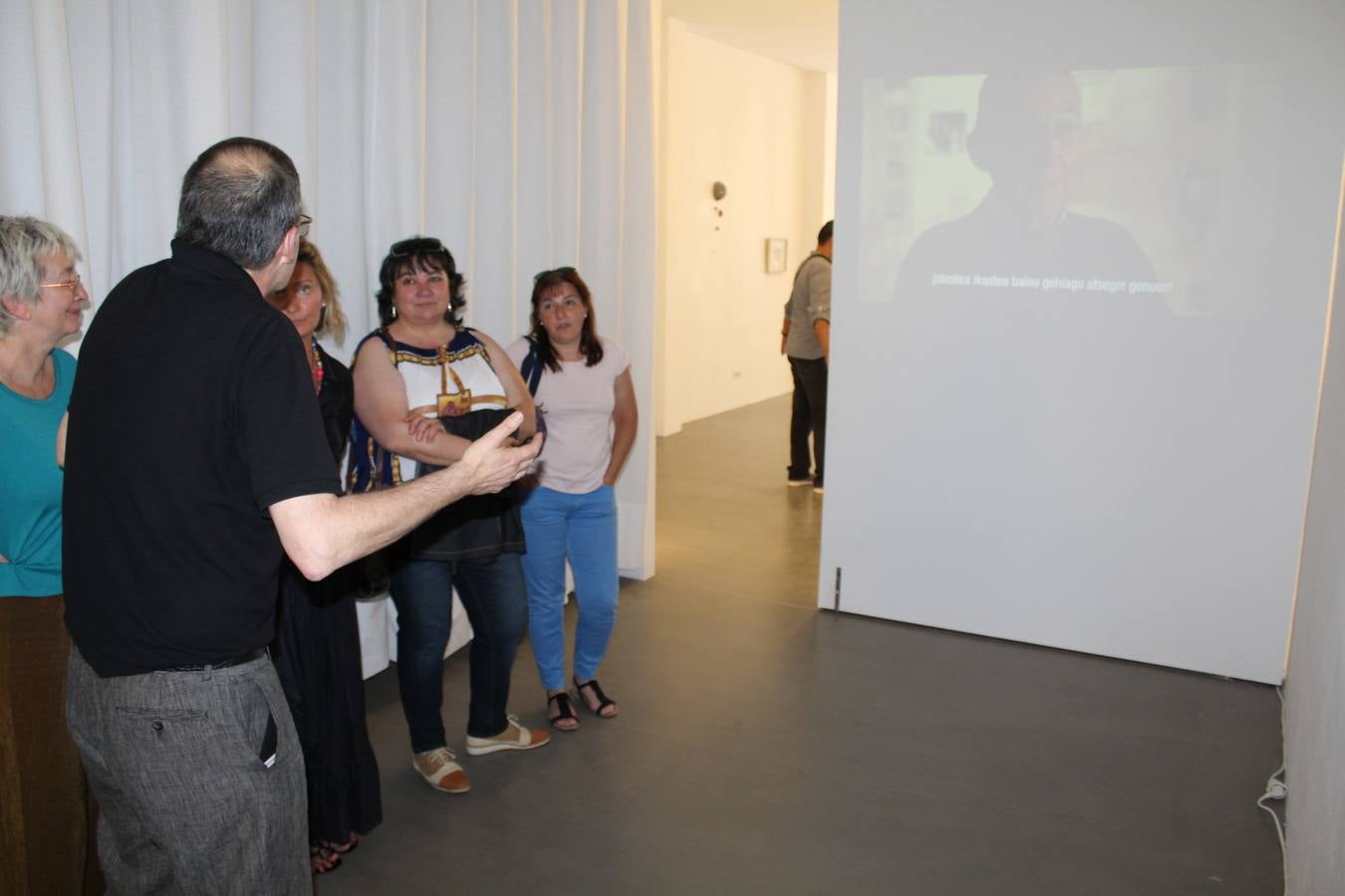 Inauguración de la primera muestra de ENVERARTE en la sede de Complot!