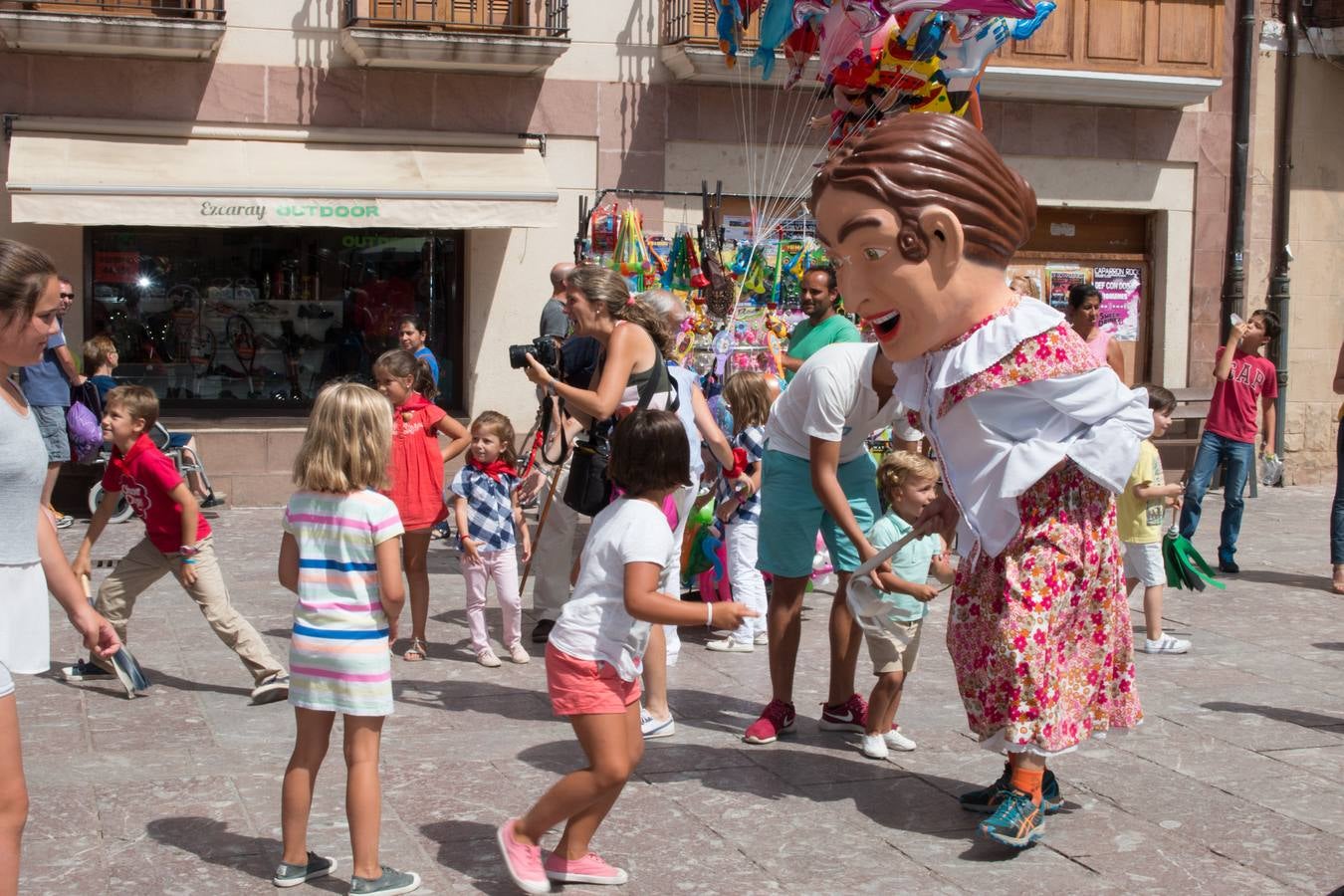 Los cabezudos invaden Ezcaray en sus fiestas