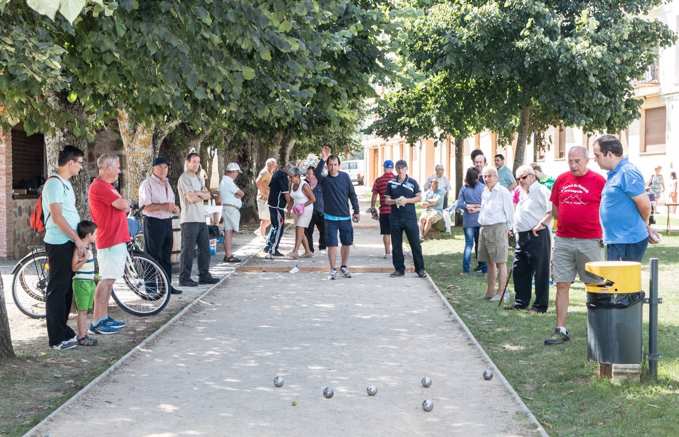 Los cabezudos invaden Ezcaray en sus fiestas