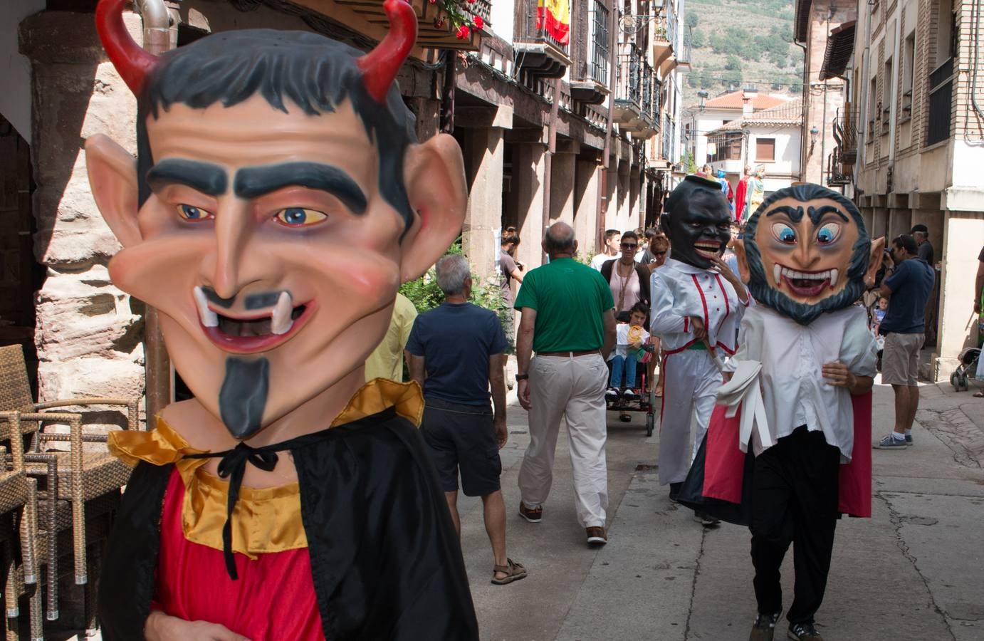 Los cabezudos invaden Ezcaray en sus fiestas