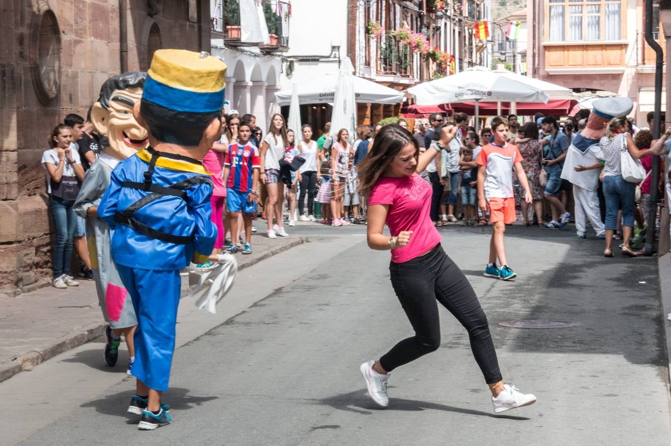 Los cabezudos invaden Ezcaray en sus fiestas