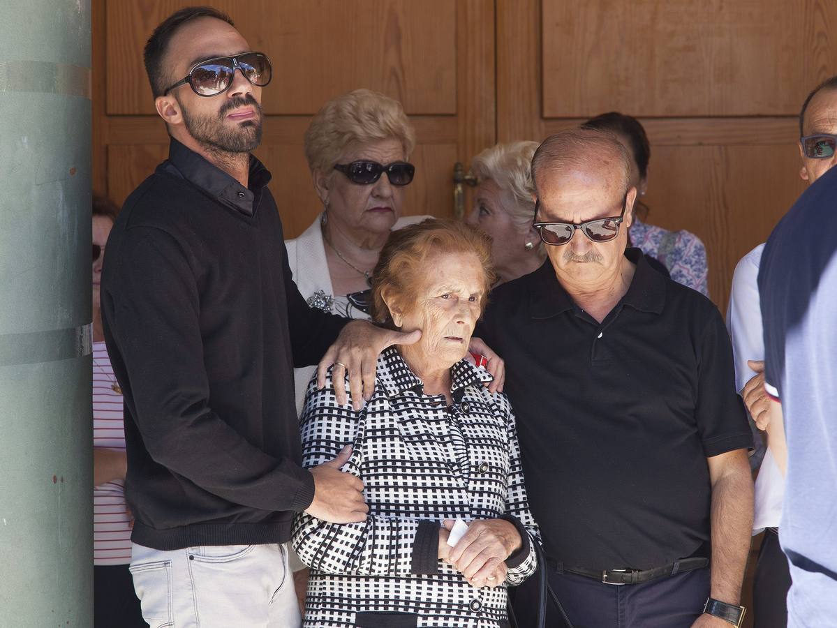 Familiares de Laura del Hoyo en el funeral celebrado en la iglesia de San Fernando, en Cuenca.