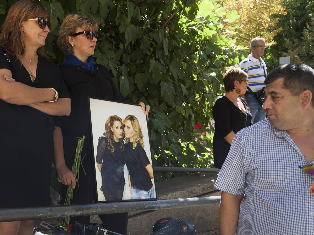 Familiares y amigos de Marina Okarynska muestran una fotografía a su llegada al funeral celebrado en la iglesia de San Esteban de Cuenca.