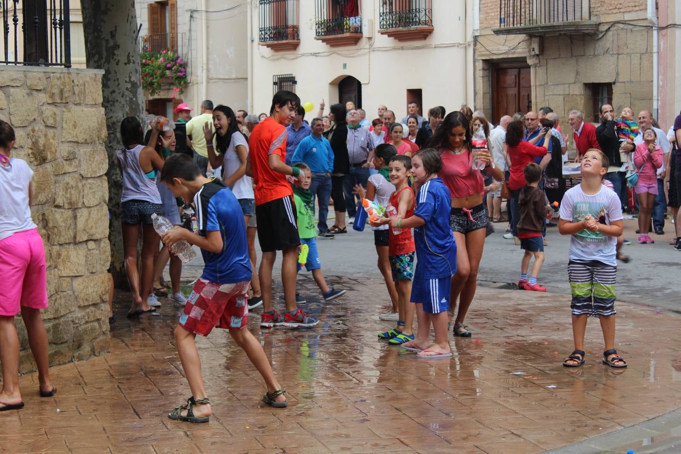 El agua toma las fiestas en Alcanadre