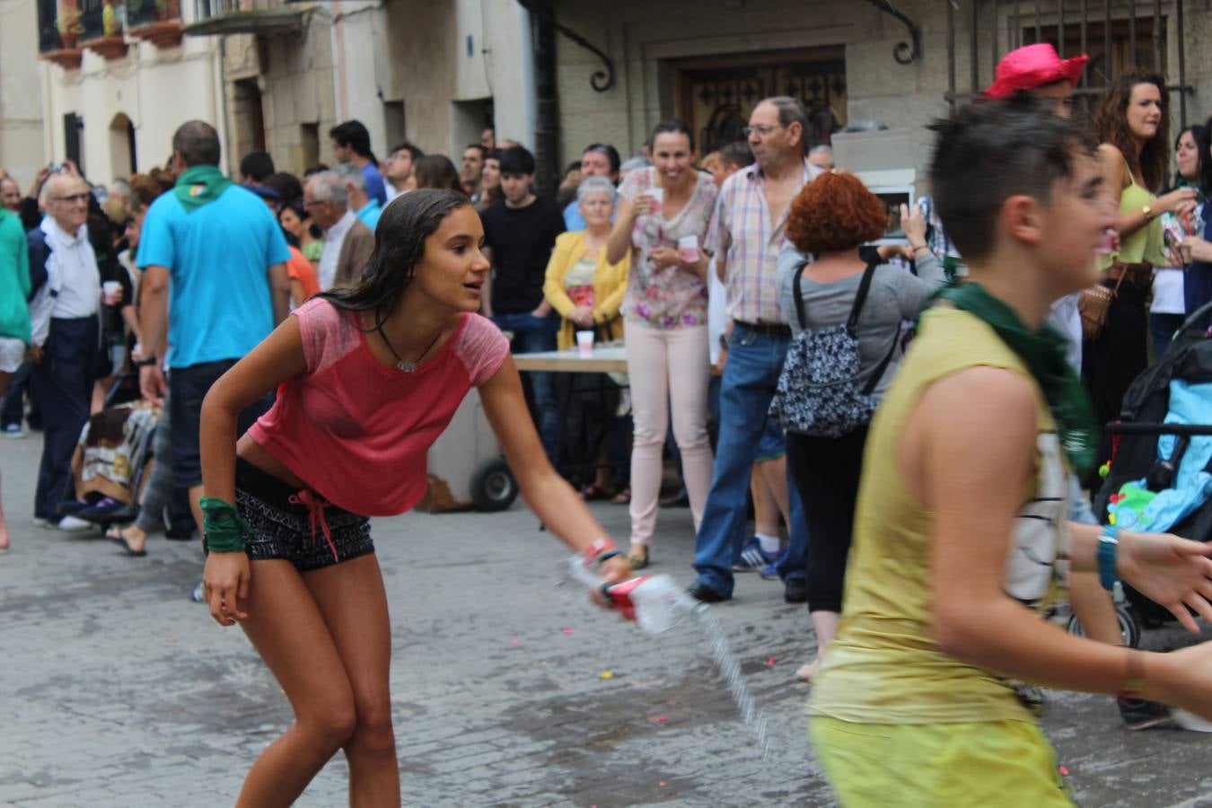 El agua toma las fiestas en Alcanadre