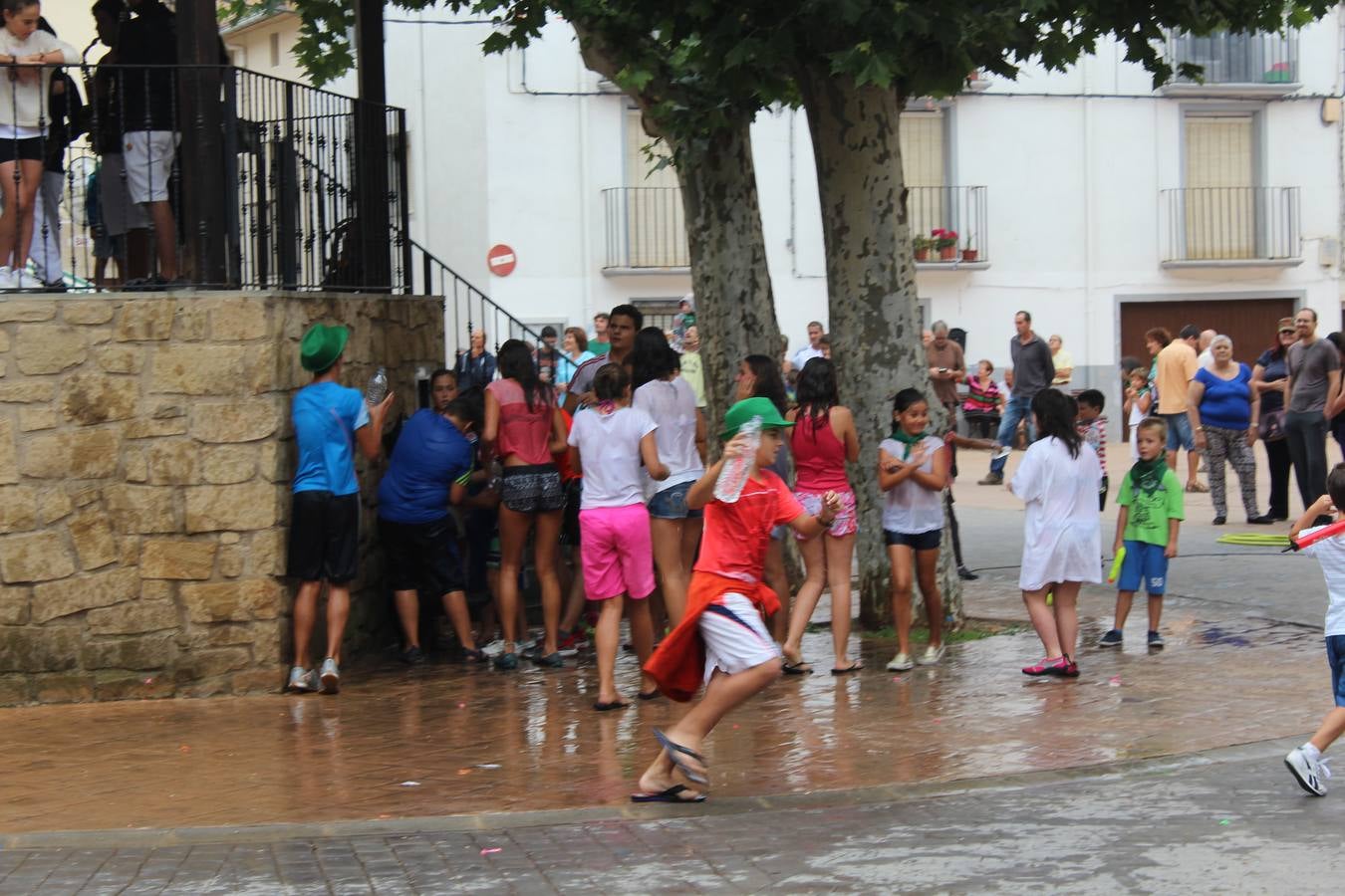 El agua toma las fiestas en Alcanadre