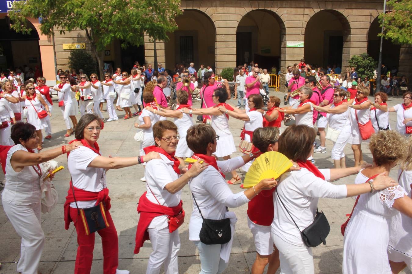 Alfaro dedica la jornada a las mujeres en su quinto día de fiestas