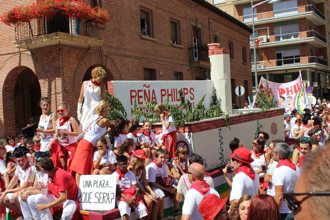 Las carrozas llenan las calles de Calahorra