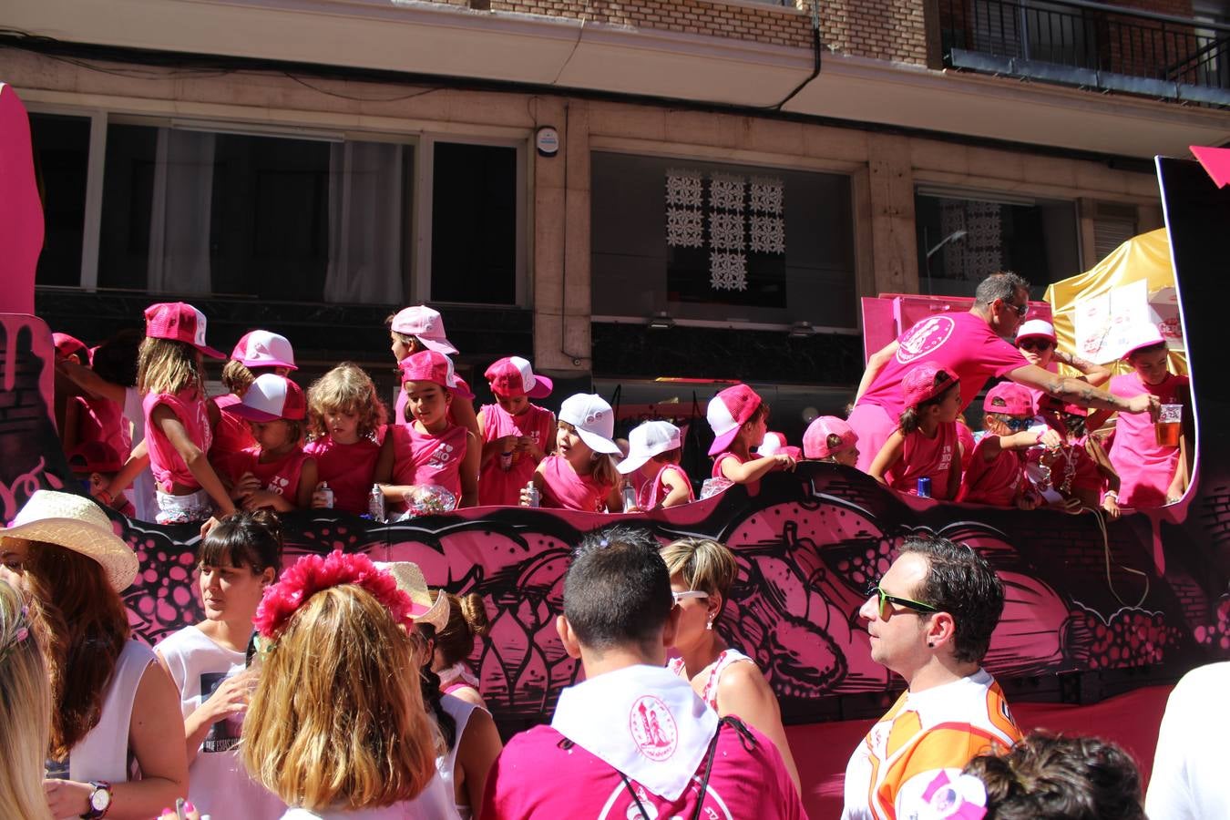 Las carrozas llenan las calles de Calahorra