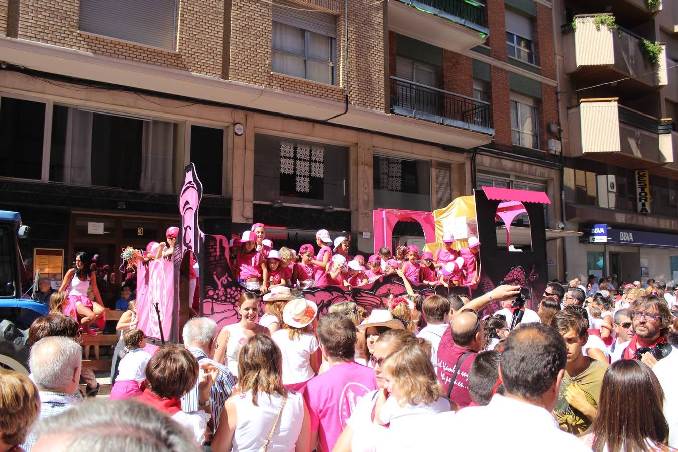 Las carrozas llenan las calles de Calahorra