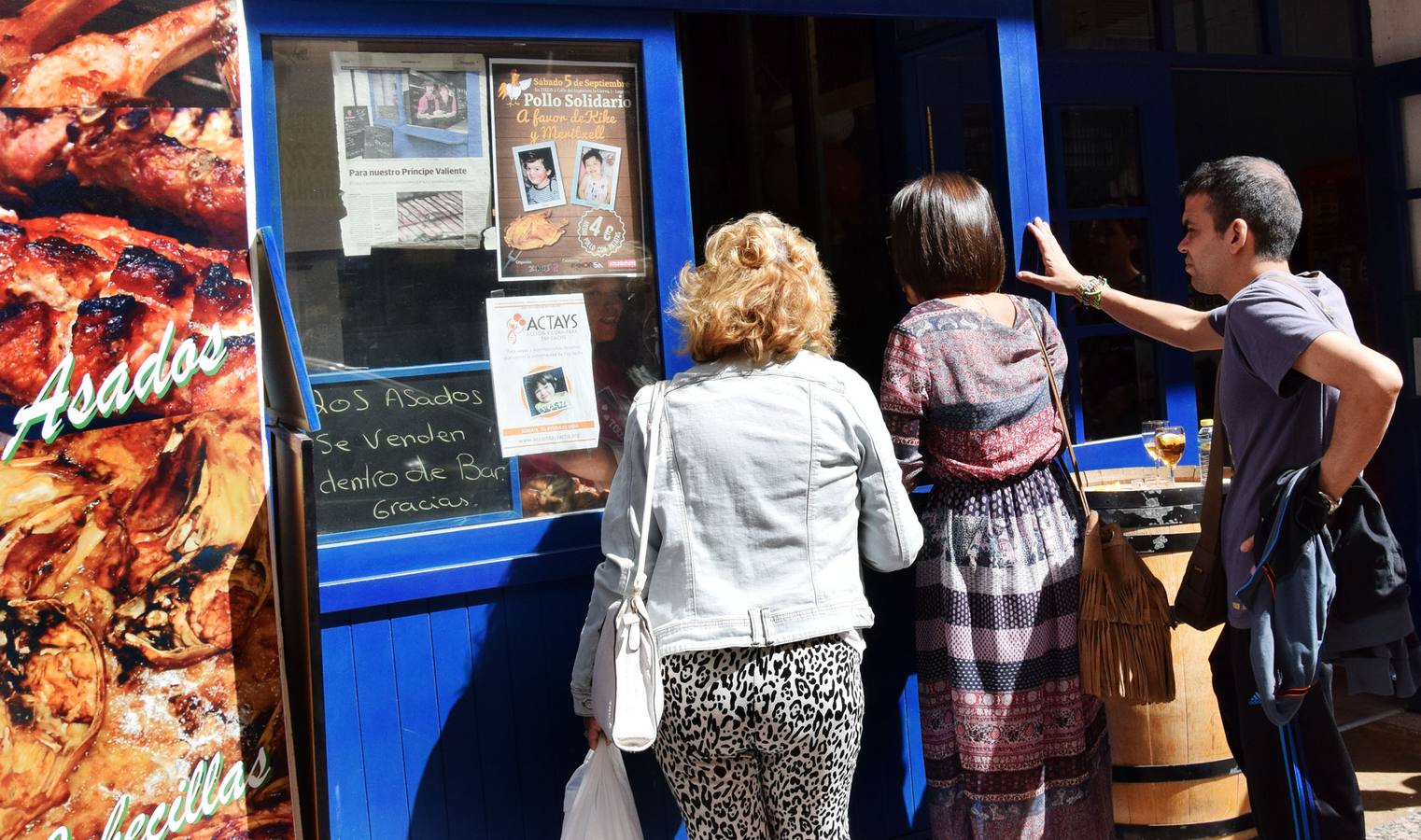 Venta solidaria de pollo en el bar Zikos a beneficio de Kike y Meritxel