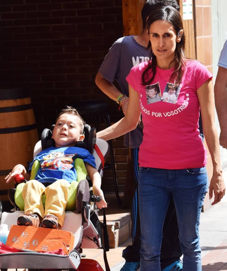 Venta solidaria de pollo en el bar Zikos a beneficio de Kike y Meritxel