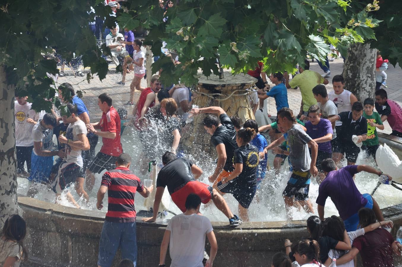 Agua para empezar las fiestas de San Vicente