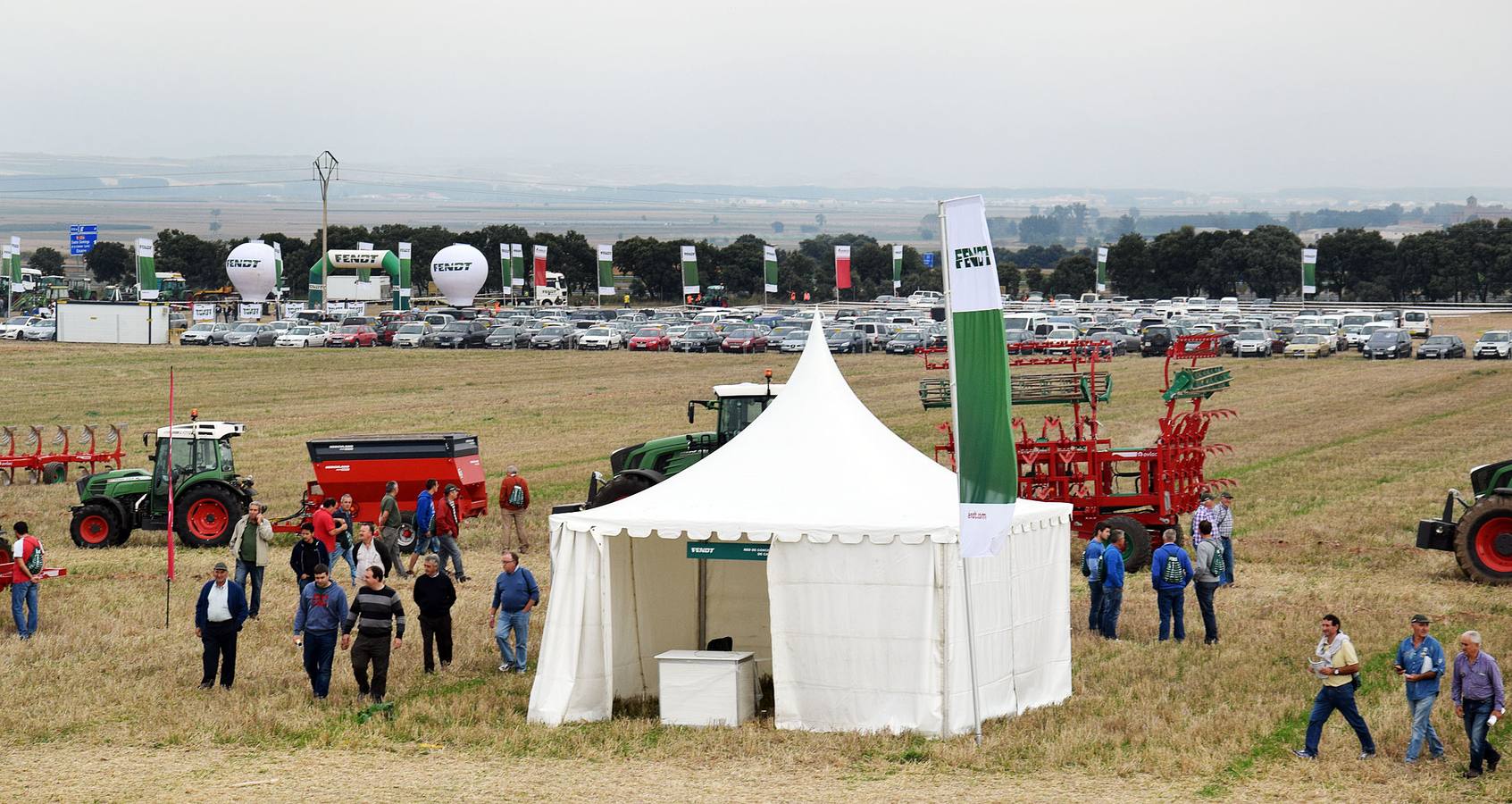 Multitudinaria concentración de tractores Fendtgüinos celebrada en Bañares