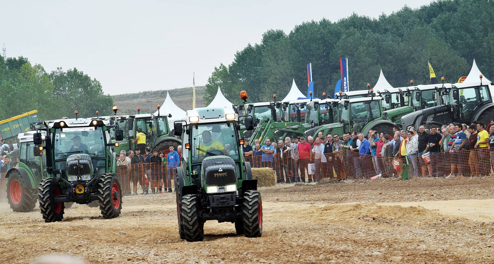 Multitudinaria concentración de tractores Fendtgüinos celebrada en Bañares