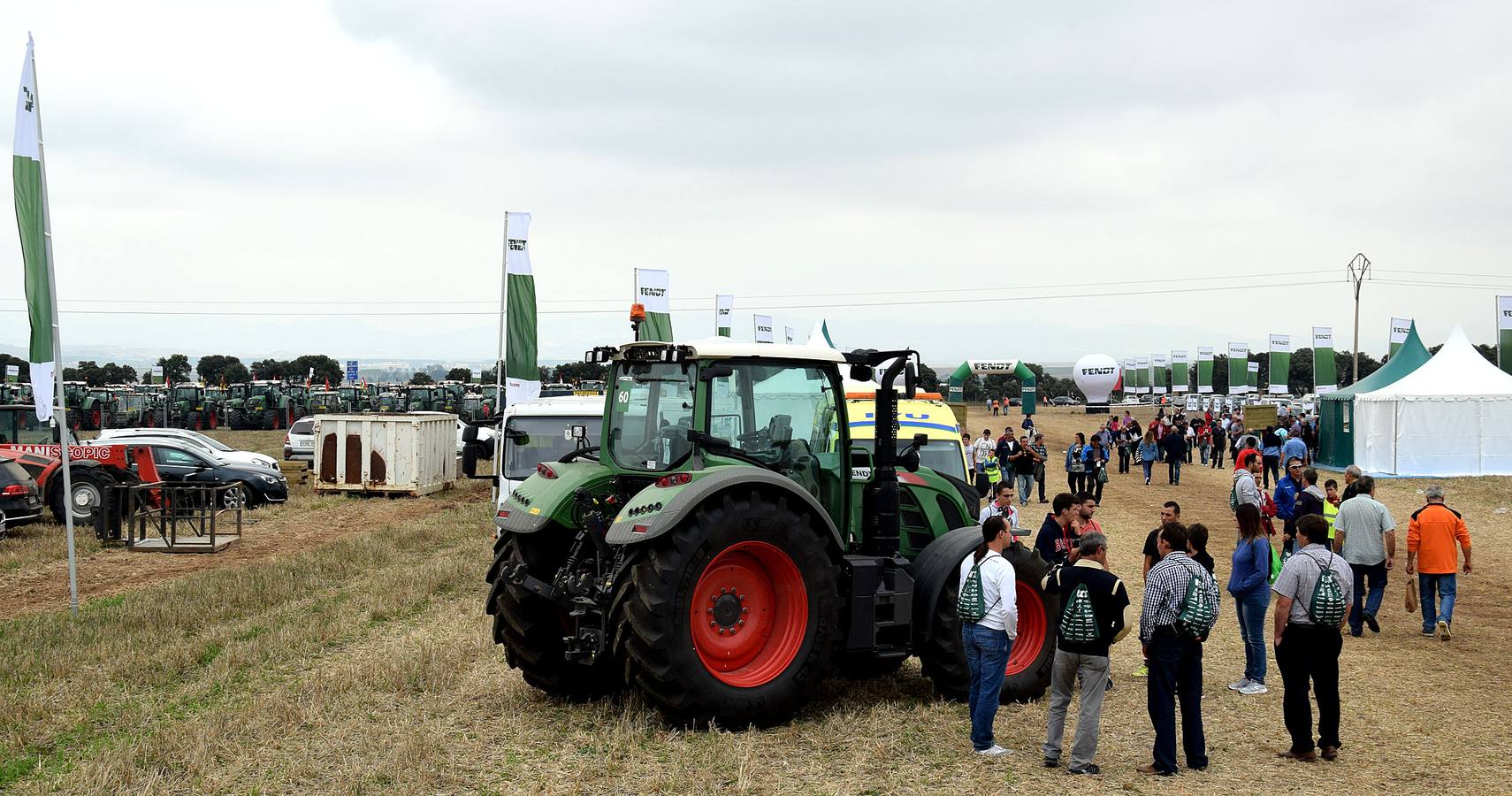 Multitudinaria concentración de tractores Fendtgüinos celebrada en Bañares