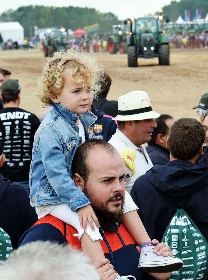 Multitudinaria concentración de tractores Fendtgüinos celebrada en Bañares