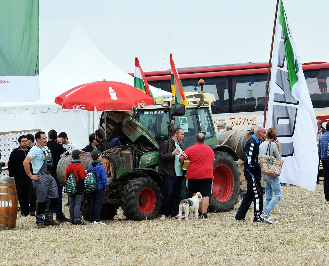 Multitudinaria concentración de tractores Fendtgüinos celebrada en Bañares