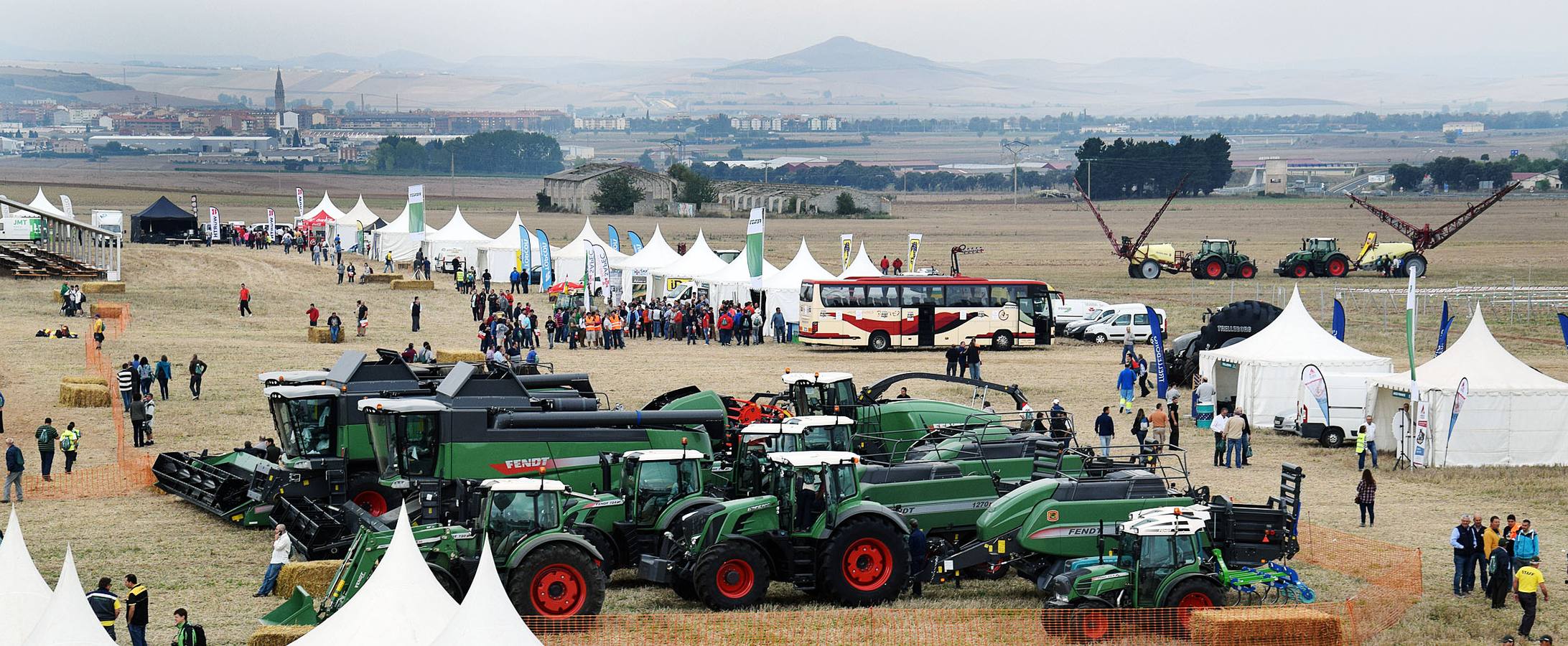 Multitudinaria concentración de tractores Fendtgüinos celebrada en Bañares
