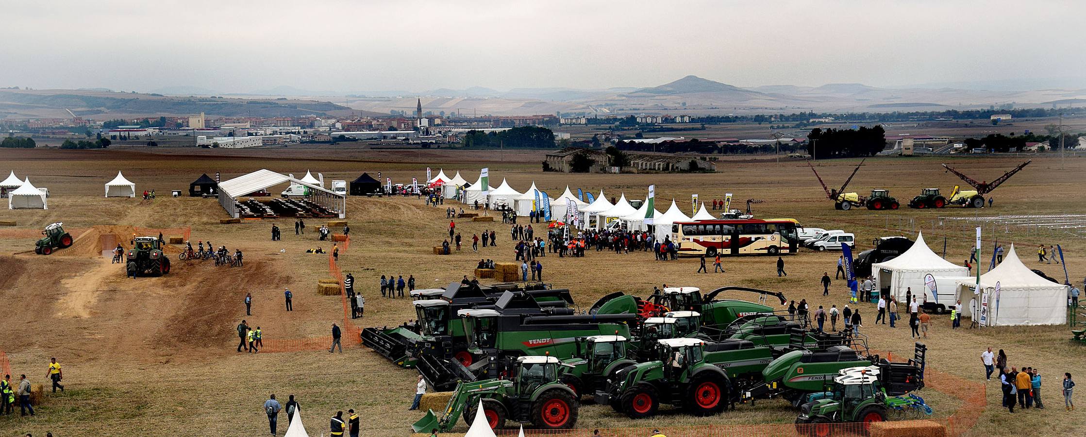 Multitudinaria concentración de tractores Fendtgüinos celebrada en Bañares