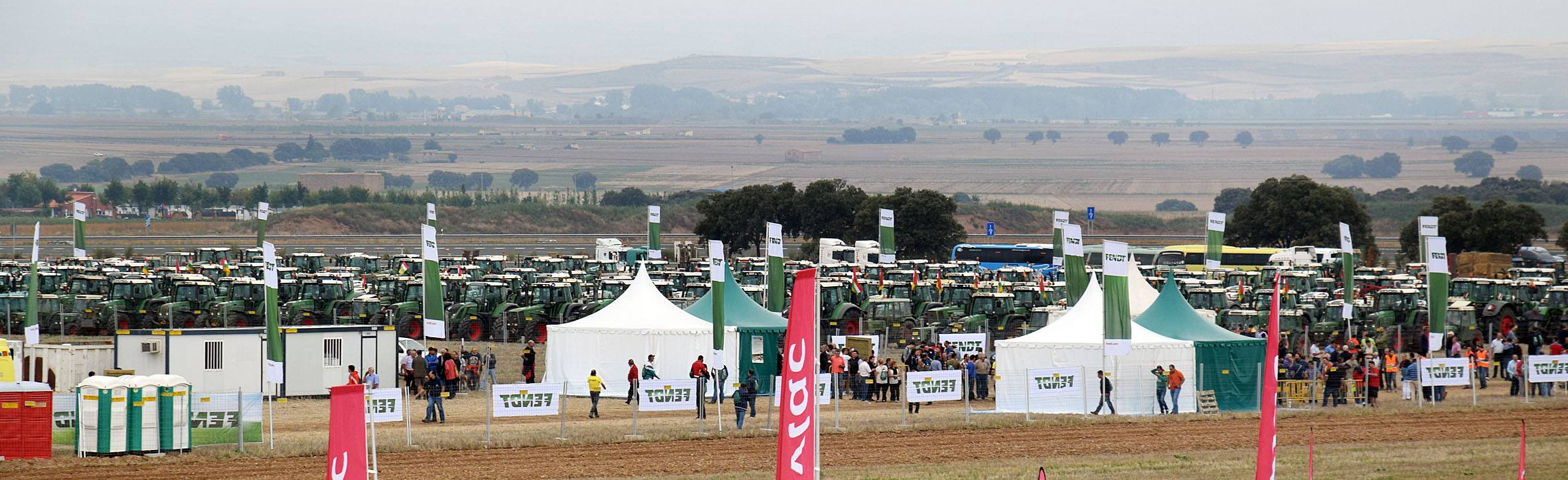 Multitudinaria concentración de tractores Fendtgüinos celebrada en Bañares