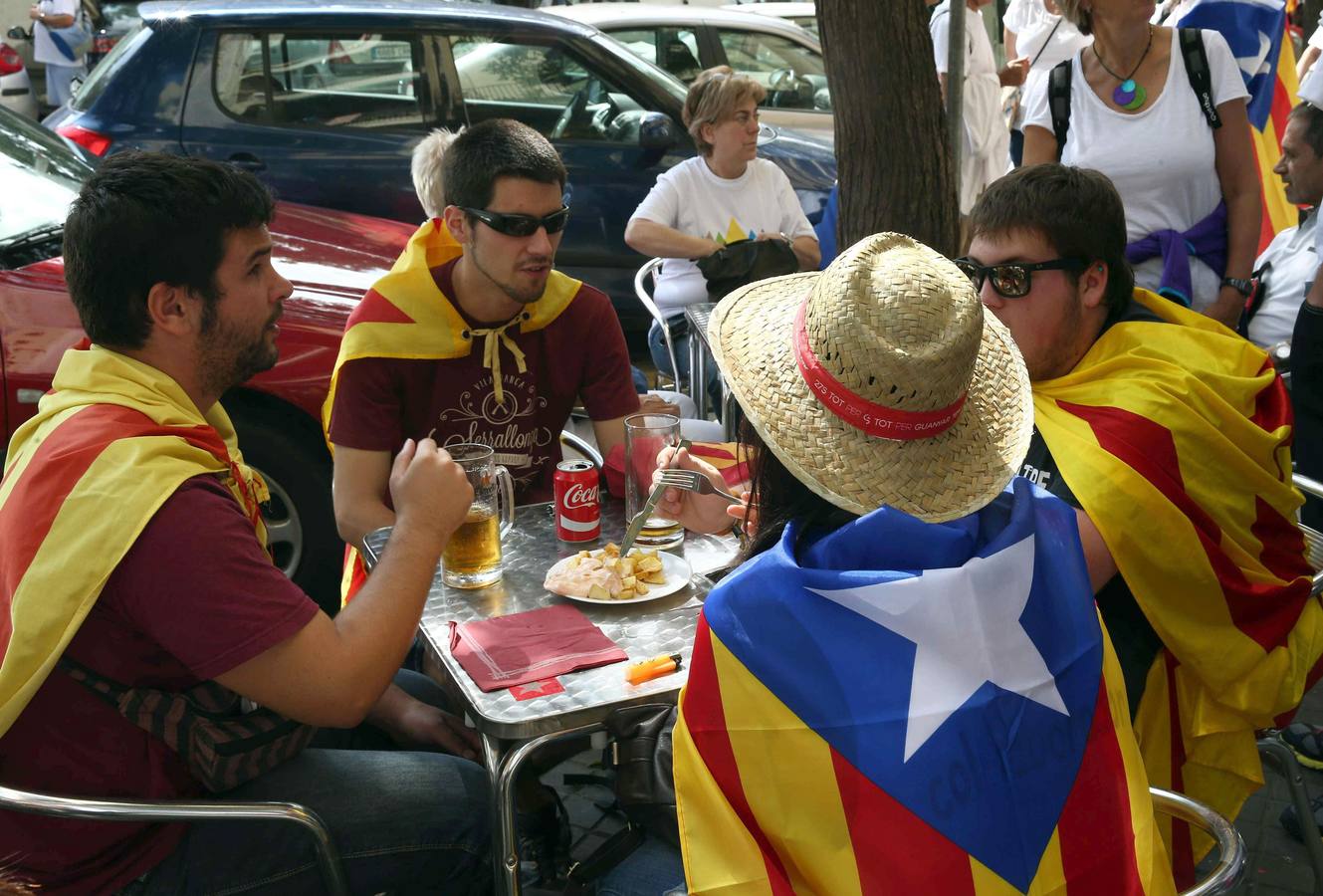 Reponer fuerzas. Un grupo de manifestantes almuerza ceca de la Meridiana de Barcelona donde esta tarde se celebrará la manifestación con motivo de la Diada .