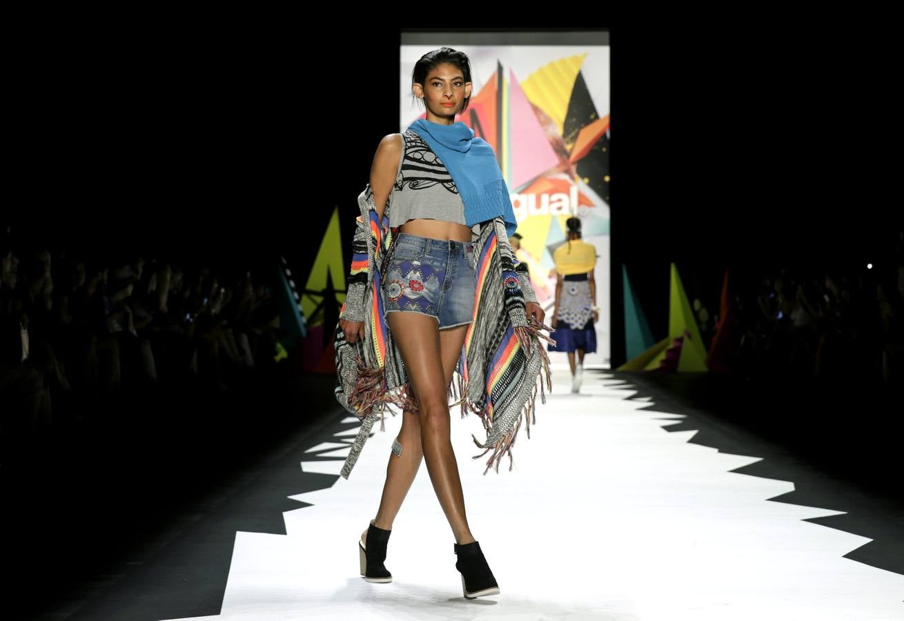 Desigual llega a Nueva York. na modelo luce una creación de la marca Desigual durante la Semana de la Moda de Nueva York.