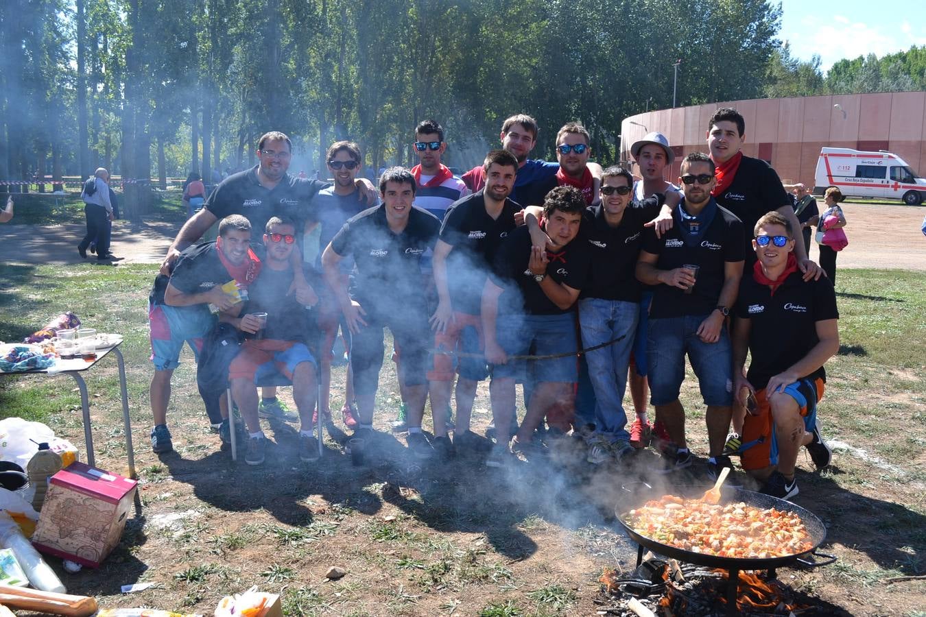 Fiesta en torno a la paella