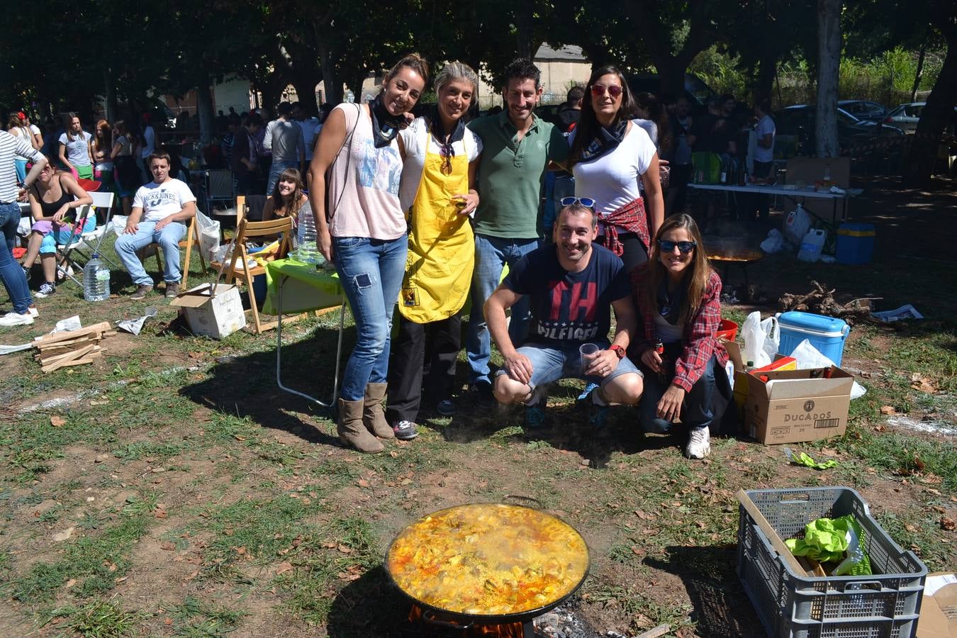 Fiesta en torno a la paella