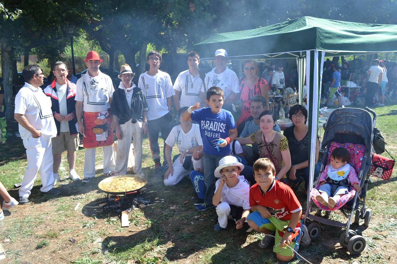 Fiesta en torno a la paella