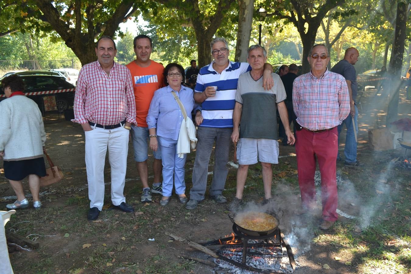 Fiesta en torno a la paella