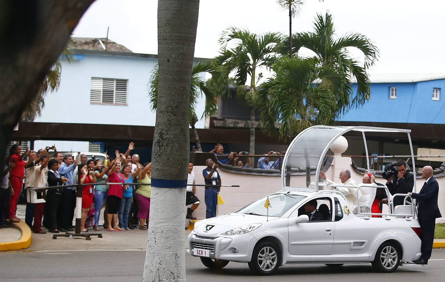 Francisco se un baño de masas en La Habana