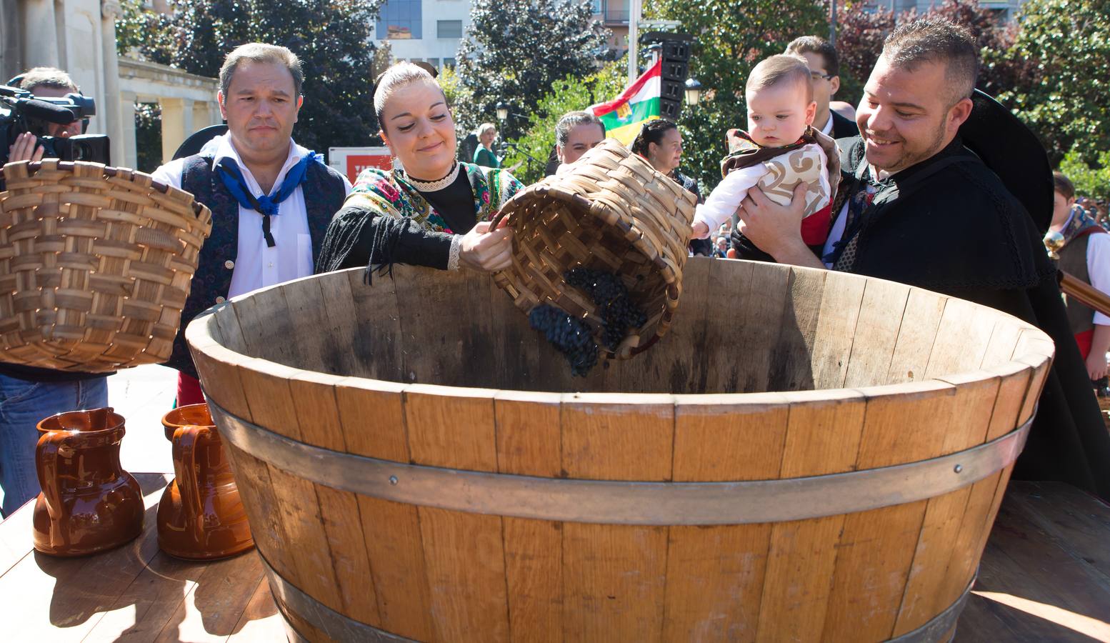 Ceniceros preside su primer pisado de la uva (I)