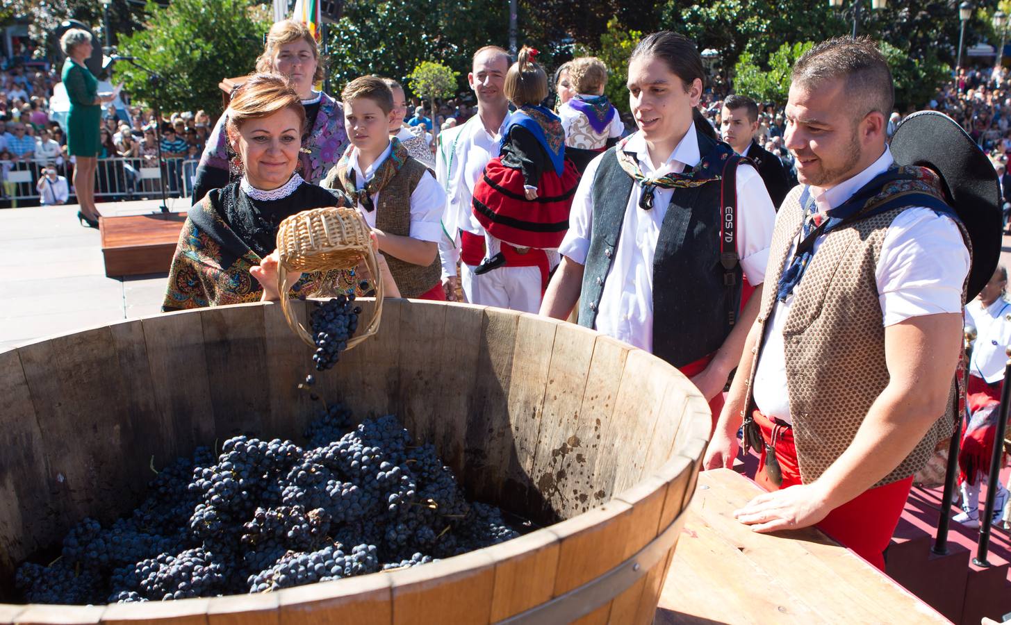 Ceniceros preside su primer pisado de la uva (I)