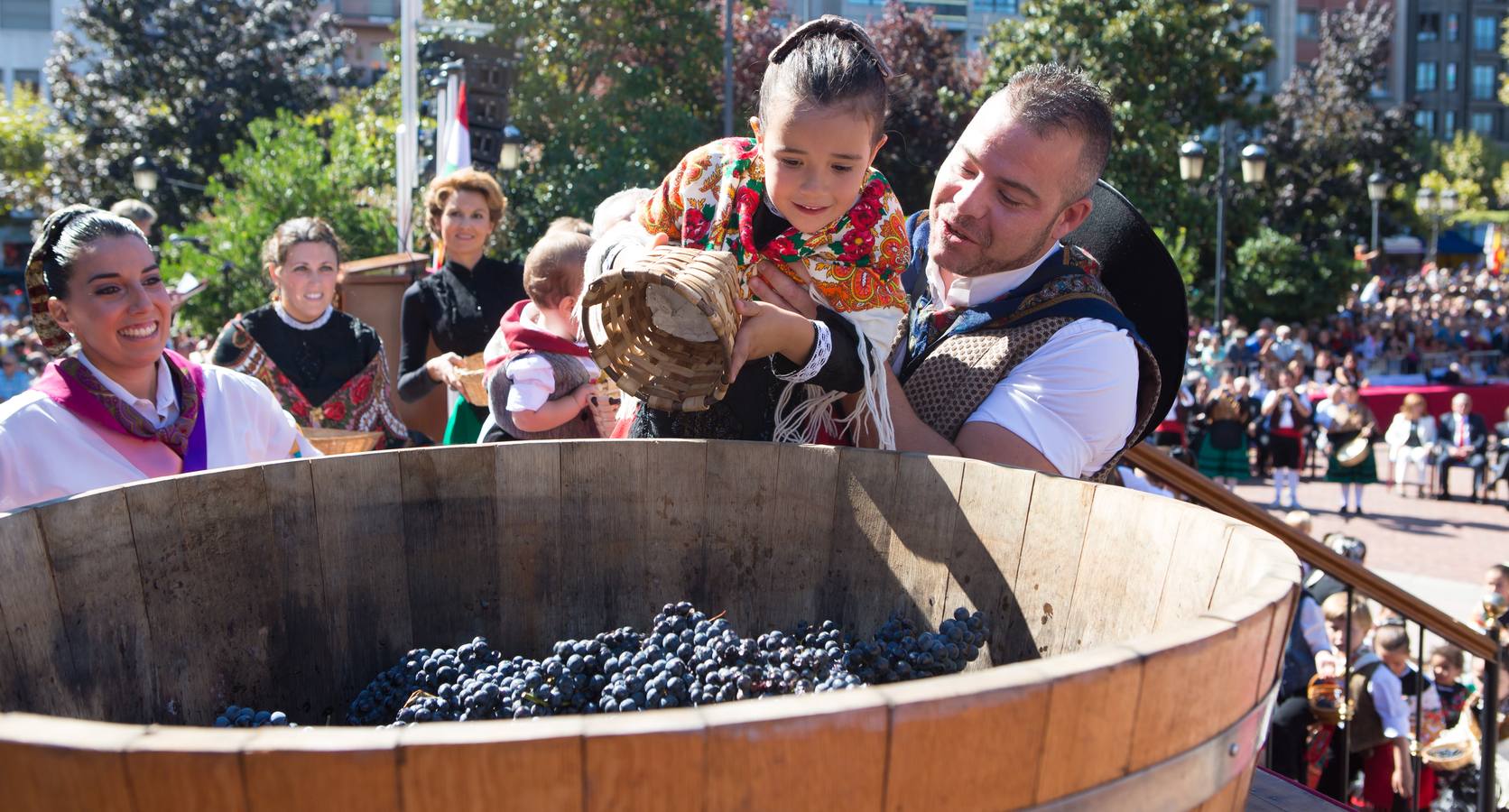 Ceniceros preside su primer pisado de la uva (I)