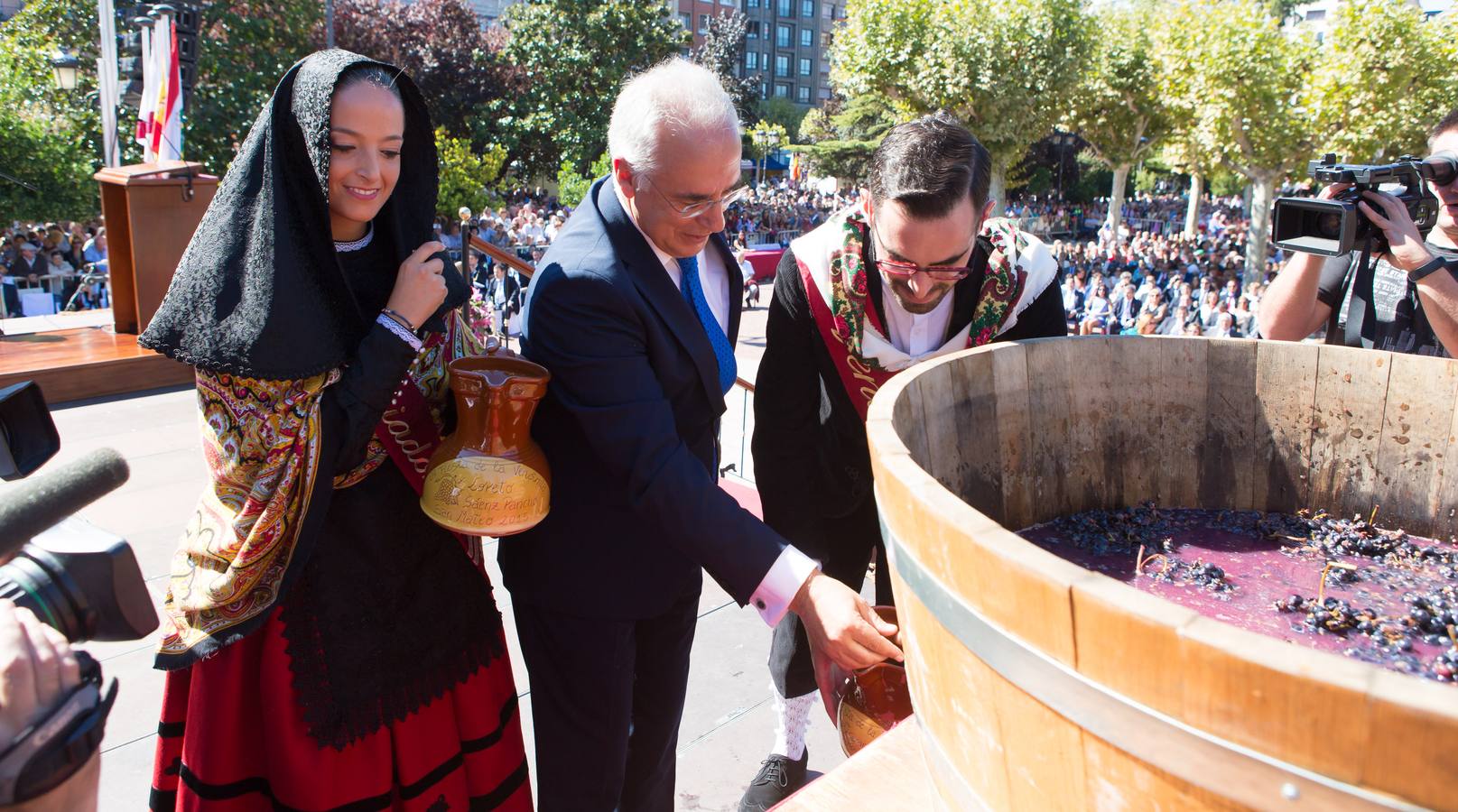 Ceniceros preside su primer pisado de la uva (II)