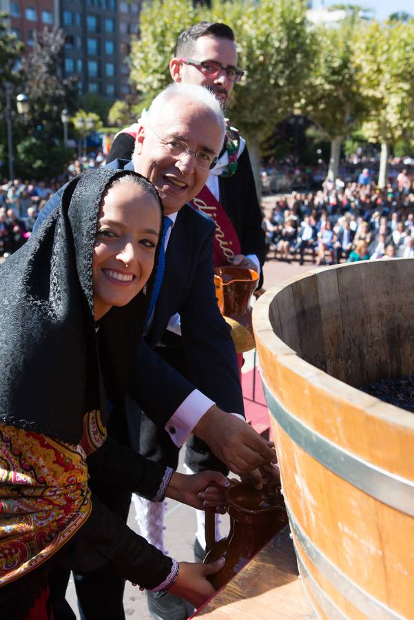 Ceniceros preside su primer pisado de la uva (II)