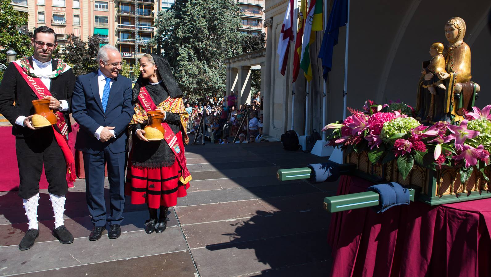 Ceniceros preside su primer pisado de la uva (II)