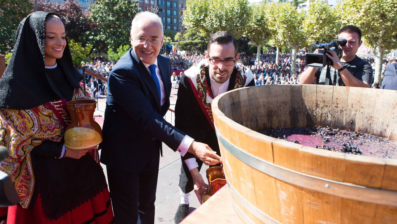 Ceniceros preside su primer pisado de la uva (II)