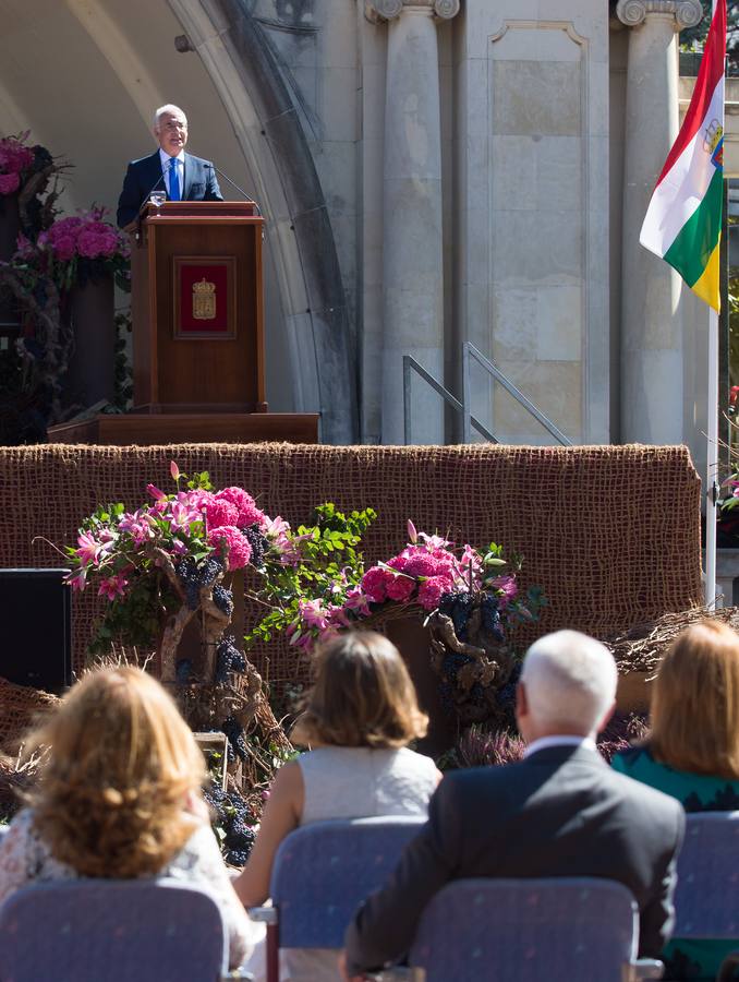 Ceniceros preside su primer pisado de la uva (II)