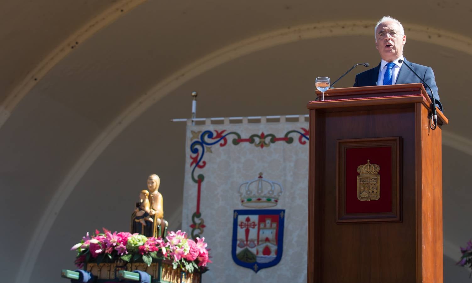 Ceniceros preside su primer pisado de la uva (II)