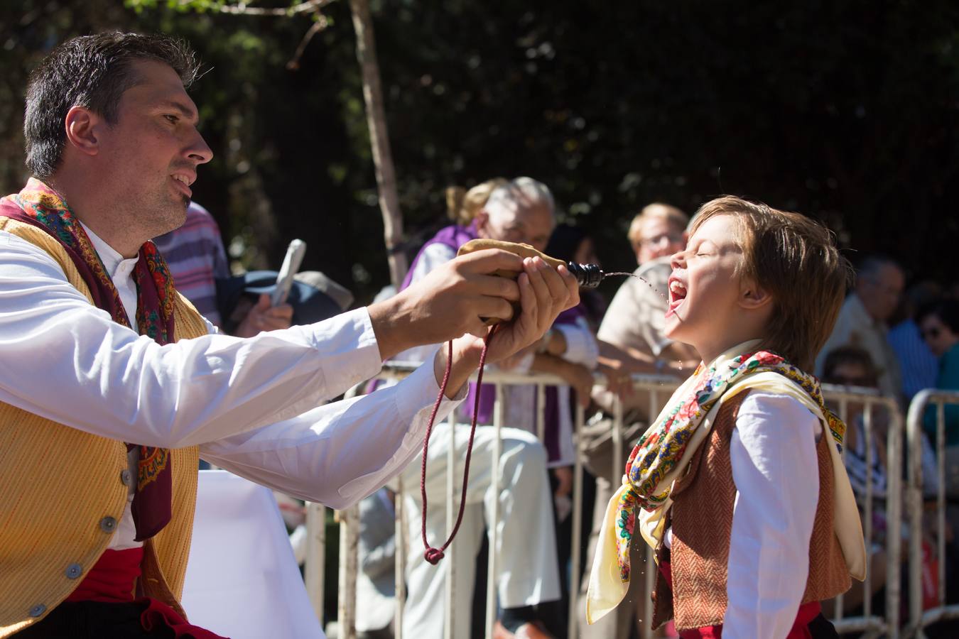 Ceniceros preside su primer pisado de la uva (II)