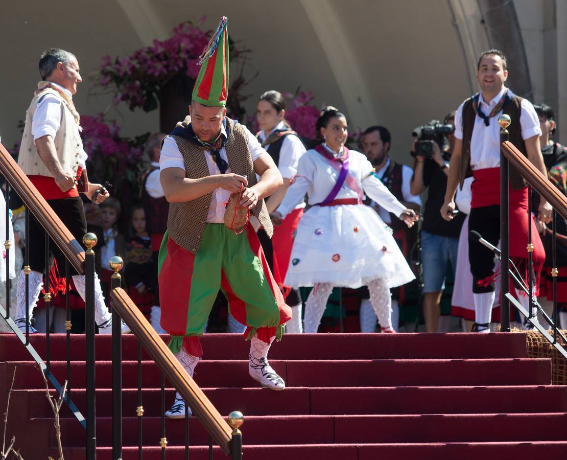 Ceniceros preside su primer pisado de la uva (III)