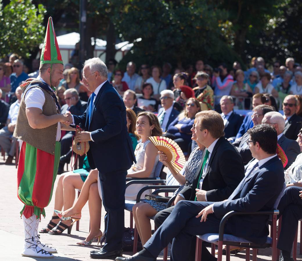 Ceniceros preside su primer pisado de la uva (III)