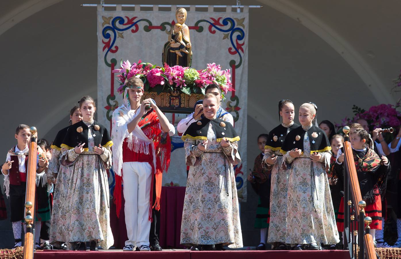 Ceniceros preside su primer pisado de la uva (III)